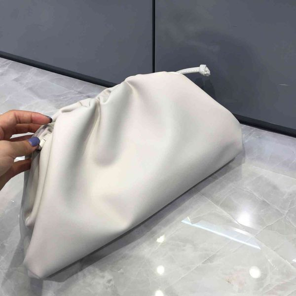 cloud large bag fold clip version women's shoulder messenger bag
cloud large bag fold clip version women's shoulder messenger bag