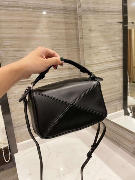 2021 single shoulder bag geometric fashion versatile high end black youth bright in front of you genuine leather, Black;red
2021 single shoulder bag geometric fashion versatile high end black youth bright in front of you genuine leather, Black;red