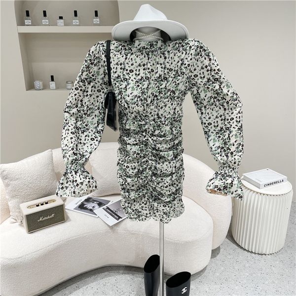 dresses spring summer woman's niche design fashion floral temperament thin collar plied dress, Black;gray
dresses spring summer woman's niche design fashion floral temperament thin collar plied dress, Black;gray