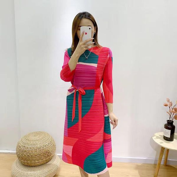 casual dresses miyake pleated 2021 women's autumn large size loose belly slimming dress fat mm temperament age reducing skirt., Black;gray
casual dresses miyake pleated 2021 women's autumn large size loose belly slimming dress fat mm temperament age reducing skirt., Black;gray