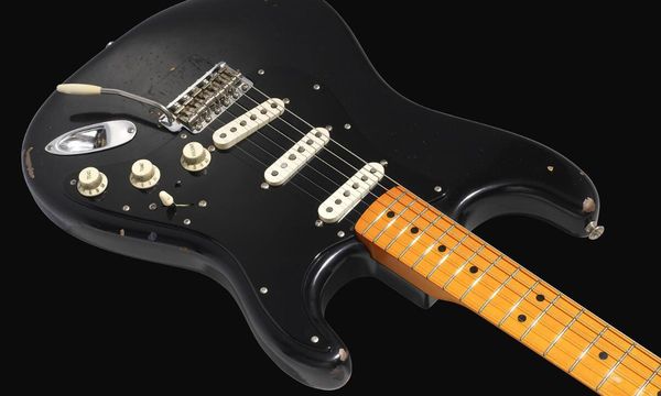 david gilmour heavy relic black over sunburst strat electric guitar tremolo bridge & whammy bar, vintage tuners, chrome hardware, yellow age
david gilmour heavy relic black over sunburst strat electric guitar tremolo bridge & whammy bar, vintage tuners, chrome hardware, yellow age
