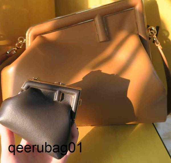 series bag first women fend designer luxurys handbags metal wrapped handbag single shoulder messenger yue messenger tote fashion brand bags
series bag first women fend designer luxurys handbags metal wrapped handbag single shoulder messenger yue messenger tote fashion brand bags