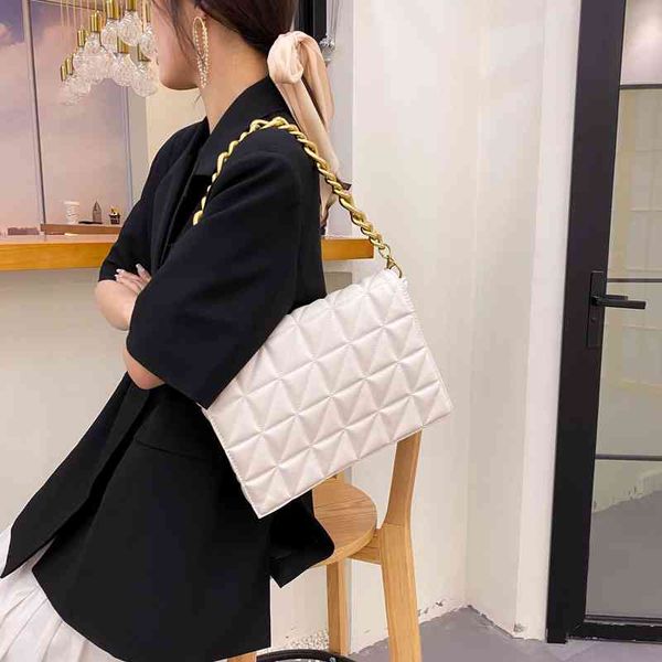 za family 2021 new fashion lingge bag women's small fragrance thick chain embroidered shoulder portable square
za family 2021 new fashion lingge bag women's small fragrance thick chain embroidered shoulder portable square