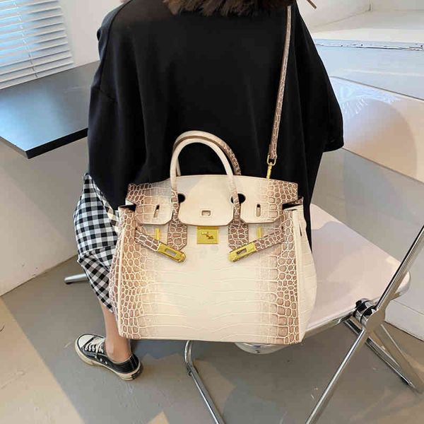 2021 new fashion crocodile bag women's high end atmosphere large capacity one shoulder messenger handbag
2021 new fashion crocodile bag women's high end atmosphere large capacity one shoulder messenger handbag