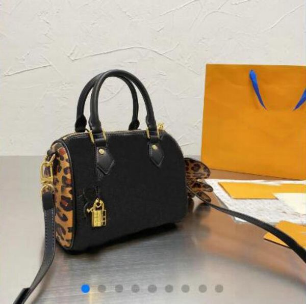 designer 20cm women black embossed pillow handbags crossbody messenger shoulder bags lou pufer bag quality purses ladies handbag 6019#
designer 20cm women black embossed pillow handbags crossbody messenger shoulder bags lou pufer bag quality purses ladies handbag 6019#
