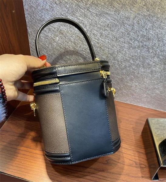 2021 cosmetic bags beauty case reverse coated canvas petite size crossbody removable strap drum shoulder bag one handle cylinder mini
2021 cosmetic bags beauty case reverse coated canvas petite size crossbody removable strap drum shoulder bag one handle cylinder mini