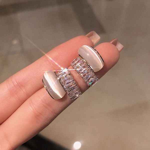 light luxury high-grade c-shaped 2021 new fashion simple and small women's indifference temperament earrings, Black
light luxury high-grade c-shaped 2021 new fashion simple and small women's indifference temperament earrings, Black
