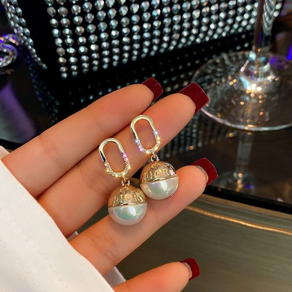 genuine gold electroplating 925 silver needle inlaid diamond letter simple geometry earrings fashion fashion earrings pearl contrast earring, Golden;silver
genuine gold electroplating 925 silver needle inlaid diamond letter simple geometry earrings fashion fashion earrings pearl contrast earring, Golden;silver