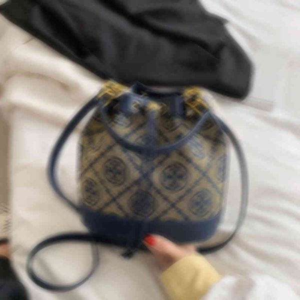 new fashion bucket bag embroidery drawstring canvas large capacity single shoulder diagonal style hand purse
new fashion bucket bag embroidery drawstring canvas large capacity single shoulder diagonal style hand purse