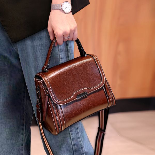 Hand 2021 Fashion Spring and Summer Oil Wax Skin Large Capacity Women's Bag 
Hand 2021 Fashion Spring and Summer Oil Wax Skin Large Capacity Women's Bag