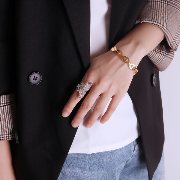 pig nose fashion girl hand decoration steel bracelet temperament minority design luxury, Golden;silver
pig nose fashion girl hand decoration steel bracelet temperament minority design luxury, Golden;silver