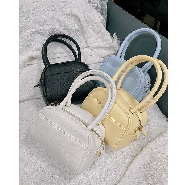 early spring 2021 new women's fashion korean hand pillow small square bag, Black;red 
early spring 2021 new women's fashion korean hand pillow small square bag, Black;red