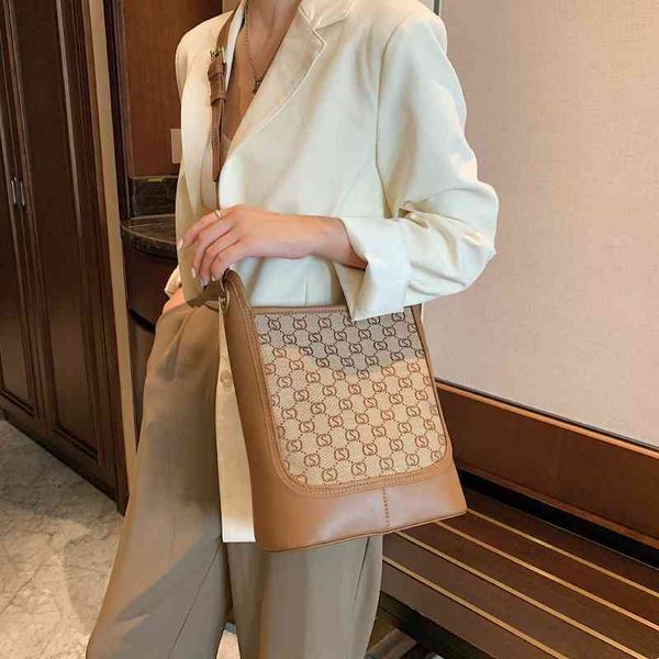 design bucket large capacity female minority underarm bag new embossing letter sling shoulder messenger bag handbags
design bucket large capacity female minority underarm bag new embossing letter sling shoulder messenger bag handbags