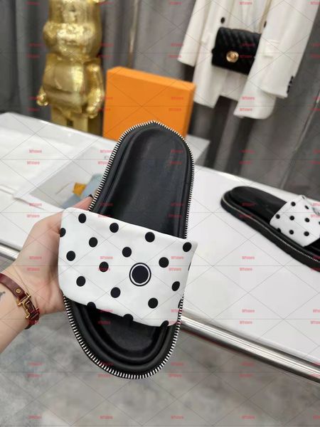 embroidered polka-dot black white patchwork slippers platform beach sandals couple's slippers. hook and loop design size 35-45
embroidered polka-dot black white patchwork slippers platform beach sandals couple's slippers. hook and loop design size 35-45