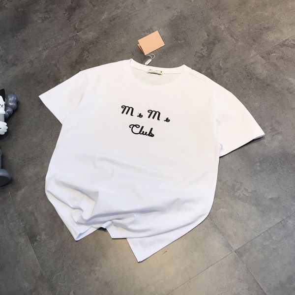 miao 2021 summer new miu letter three dimensional embroidery white short sleeve round neck casual t-shirt fashion brand women's wear 
miao 2021 summer new miu letter three dimensional embroidery white short sleeve round neck casual t-shirt fashion brand women's wear