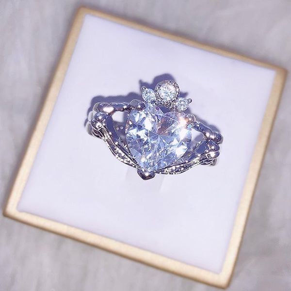 cluster rings delicate skull holding love zircon ring europe and america punk personality jewelry ladies romantic luxury gift, Golden;silver
cluster rings delicate skull holding love zircon ring europe and america punk personality jewelry ladies romantic luxury gift, Golden;silver