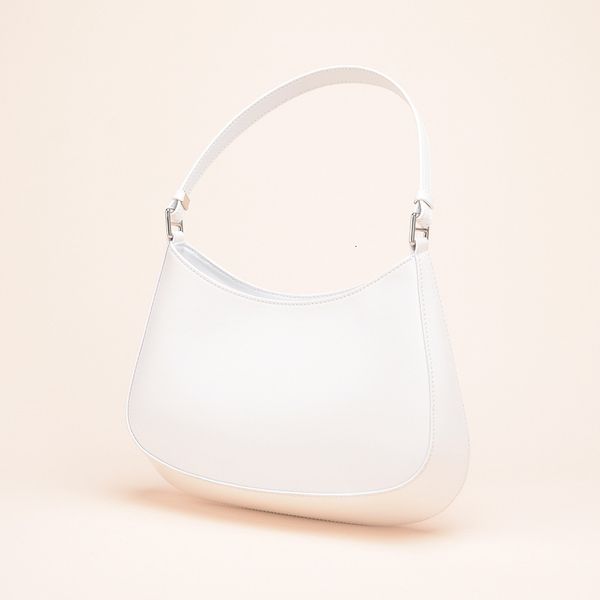 in armpit bag cleo spring and summer 2021 
in armpit bag cleo spring and summer 2021