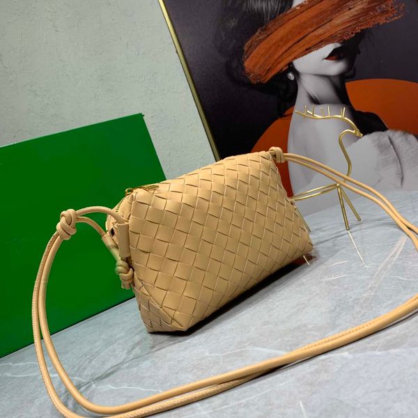 luxury famous designer women quality leather messenger bag broadband design shoulder bags lady simple woven zipper knitting handbags cross b
luxury famous designer women quality leather messenger bag broadband design shoulder bags lady simple woven zipper knitting handbags cross b