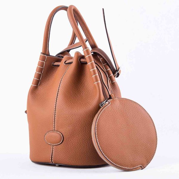 2021 autumn and winter women's bag net red layer lychee grain cowhide shoulder portable band mouth bucket bag, Black;red
2021 autumn and winter women's bag net red layer lychee grain cowhide shoulder portable band mouth bucket bag, Black;red