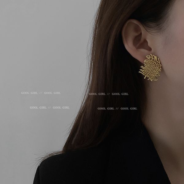 925 silver needle irregular woven metal exaggerate personality fashion hip hop celebrity earrings, Golden
925 silver needle irregular woven metal exaggerate personality fashion hip hop celebrity earrings, Golden