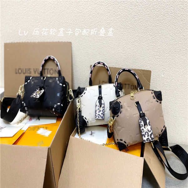 2021 luxurys designers shell bag women patent leather flower embossed shoulder bags with lock crossbody handbags size 21cm*14cm
2021 luxurys designers shell bag women patent leather flower embossed shoulder bags with lock crossbody handbags size 21cm*14cm