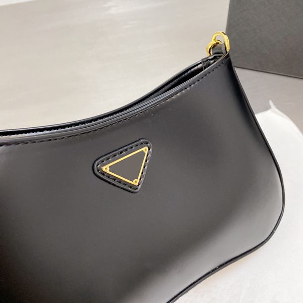 2021 luxury portable shoulder bags women's fashion brand designer's underarm messenger bag size 26*15cm
2021 luxury portable shoulder bags women's fashion brand designer's underarm messenger bag size 26*15cm