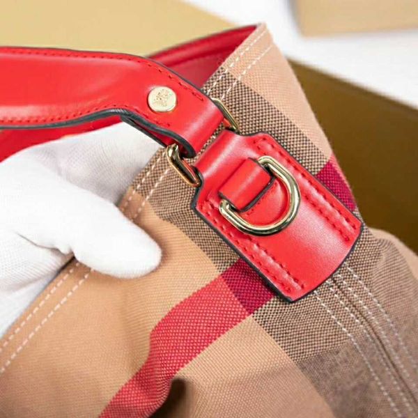 handbag foreign trade original men's new style messenger lattice classic shoulder trend versatile fashion camera bag british handbag zl
handbag foreign trade original men's new style messenger lattice classic shoulder trend versatile fashion camera bag british handbag zl