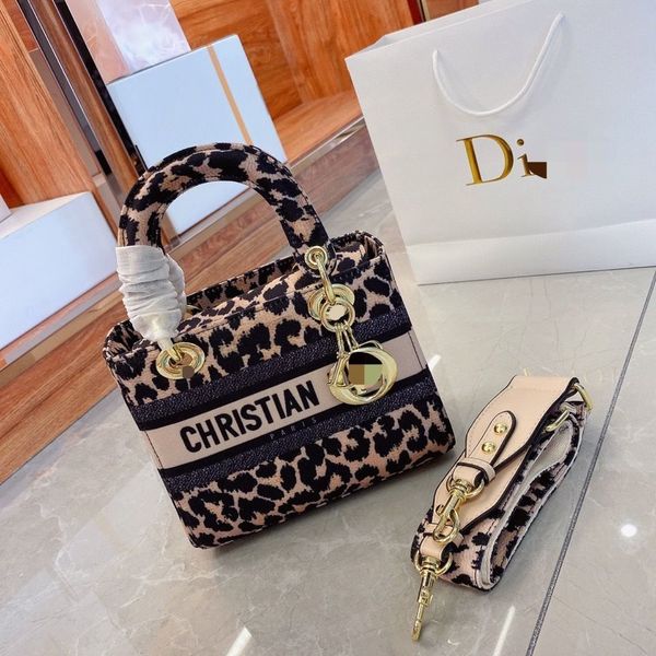 2021 fashion versatile leopard print small square bag messenger single shoulder bag trend princess age reduction designers
2021 fashion versatile leopard print small square bag messenger single shoulder bag trend princess age reduction designers