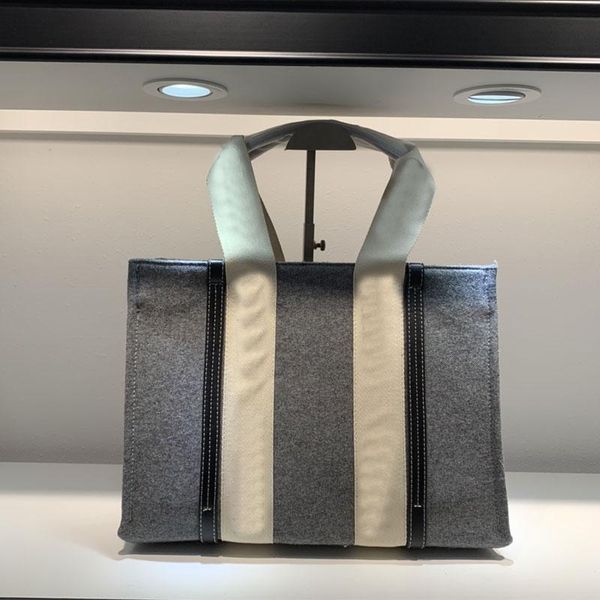 classic canvas shopping bag large women tote shoulder handbag travelling nags ribbon decoration, Black;red
classic canvas shopping bag large women tote shoulder handbag travelling nags ribbon decoration, Black;red