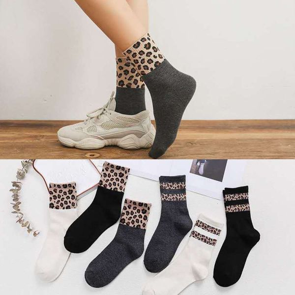 Autumn and winter middle tube socks personalized leopard print street fashion women's all cotton splicing two bar, Black
Autumn and winter middle tube socks personalized leopard print street fashion women's all cotton splicing two bar, Black