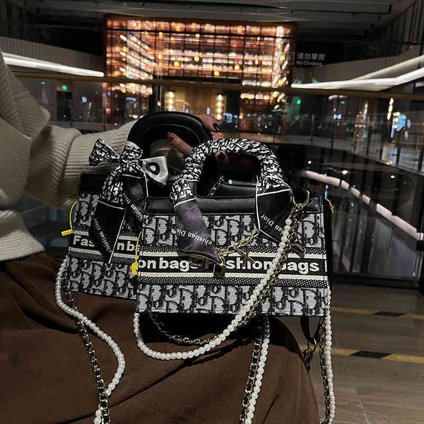 2022 latest handbag factory store on autumn winter red single shoulder messenger