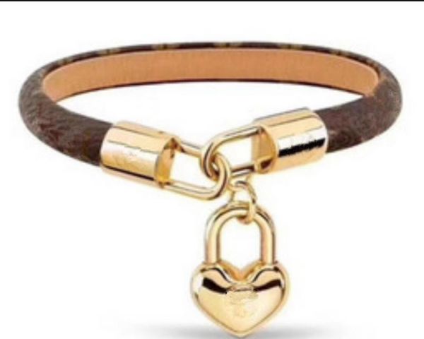 2021 fashion leather bracelets for men woman designers wristband leather flower pattern bracelet pearl jewelry with box, Golden;silver
2021 fashion leather bracelets for men woman designers wristband leather flower pattern bracelet pearl jewelry with box, Golden;silver