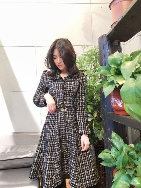 autumn and winter 2021 xiaoxiangfeng dress black white plaid medium length rose belt coat casual dresses, Black;gray
autumn and winter 2021 xiaoxiangfeng dress black white plaid medium length rose belt coat casual dresses, Black;gray