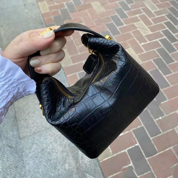 luxury handbags 2021 spring and summer new niche crocodile pattern portable versatile texture pillow oblique cross bag women's fashion
luxury handbags 2021 spring and summer new niche crocodile pattern portable versatile texture pillow oblique cross bag women's fashion