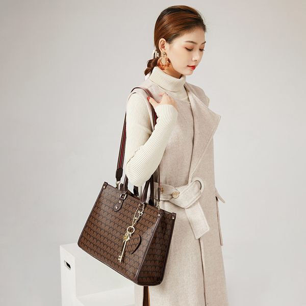 2021 winter new shoulder bag fashion high-grade handbag messenger simple princess large
2021 winter new shoulder bag fashion high-grade handbag messenger simple princess large