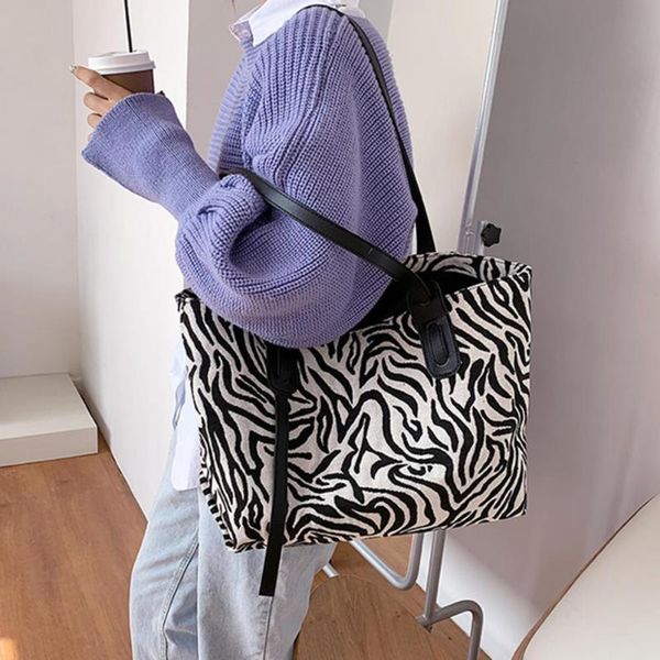 duffel bags zip closure easy carry faux leather large capacity single-shoulder tote bag for home
duffel bags zip closure easy carry faux leather large capacity single-shoulder tote bag for home