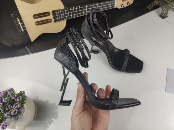 2021 designer femmes talons hauts party fashion rivets filles pointues danse chaussures de mariée à double bride sandales mjk004, Black
2021 designer femmes talons hauts party fashion rivets filles pointues danse chaussures de mariée à double bride sandales mjk004, Black