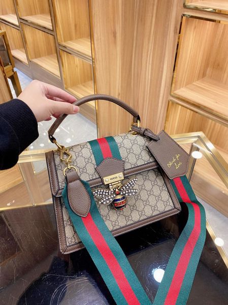 2021 the designers soft leather women handbag capacity tote bags fashion makeup luxurys brang logo bag -l3147, Red;black
2021 the designers soft leather women handbag capacity tote bags fashion makeup luxurys brang logo bag -l3147, Red;black