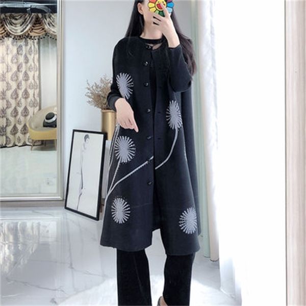 coats the european and american wind long sleeve dust coat loose folds applique metal piece windbreaker, Tan;black
coats the european and american wind long sleeve dust coat loose folds applique metal piece windbreaker, Tan;black