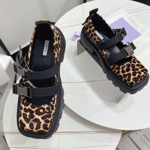 designer italy low casual shoes women treaded rubber outsole printed calf leather classic trainers size35-40, Black;white
designer italy low casual shoes women treaded rubber outsole printed calf leather classic trainers size35-40, Black;white