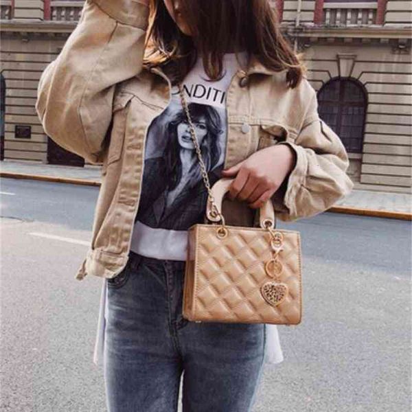 dio luxury brands/ luxury luxury brand tote 2021 fashion new lacquer women handbag designer lingge chain shoulder messenger bag
dio luxury brands/ luxury luxury brand tote 2021 fashion new lacquer women handbag designer lingge chain shoulder messenger bag