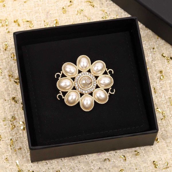 2022 charm brooch with diamond and nature shell beads for women wedding jewelry gift have box stamp in 18k gold plated ps7438, Golden
2022 charm brooch with diamond and nature shell beads for women wedding jewelry gift have box stamp in 18k gold plated ps7438, Golden