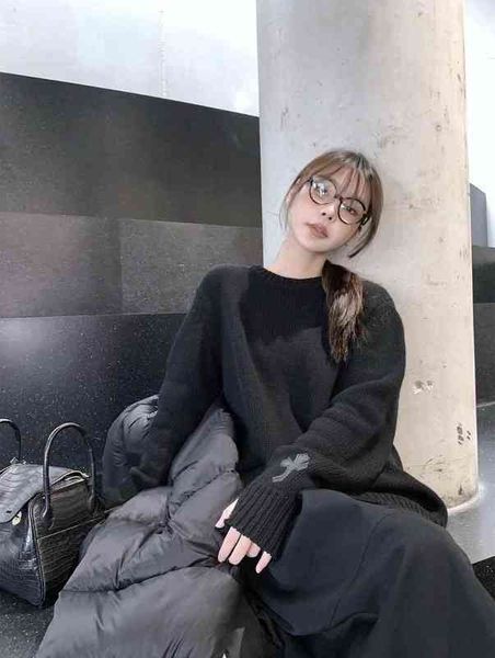 limited weight trend high gram dark series style jacquard cuff cover refers to black crew neck sweater for men and women
limited weight trend high gram dark series style jacquard cuff cover refers to black crew neck sweater for men and women