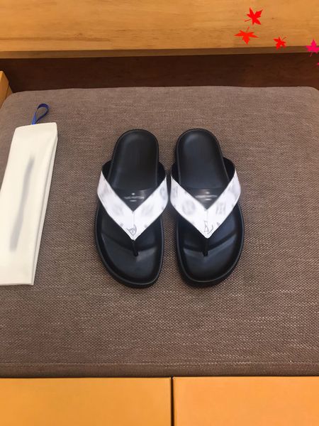 2021 slipper designer slide summer sandals fashion men beach indoor flat flip flops leather luxurys shoes mens slippers with box size 39-45, Black
2021 slipper designer slide summer sandals fashion men beach indoor flat flip flops leather luxurys shoes mens slippers with box size 39-45, Black
