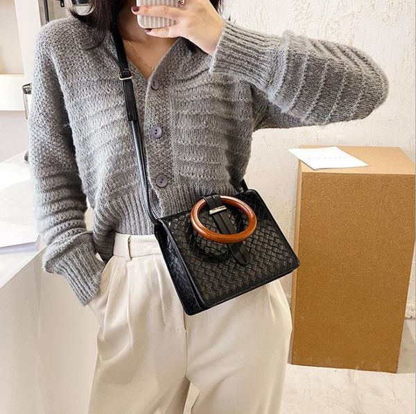 fashion weave square shoulder bag pure color women's purse with ring handle high-quality pu leather lady bags for four seasons
fashion weave square shoulder bag pure color women's purse with ring handle high-quality pu leather lady bags for four seasons