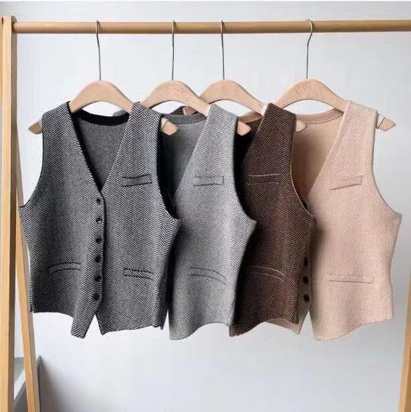women's vests runway fashion women vest 2021 winter sleeveless v-neck single breasted plaid knitted cashmere solid, Black;white
women's vests runway fashion women vest 2021 winter sleeveless v-neck single breasted plaid knitted cashmere solid, Black;white