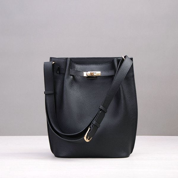 design hand and 2021 new head leather portable one shoulder women's bag large capacity leisure fashion bucket bag k3gl
design hand and 2021 new head leather portable one shoulder women's bag large capacity leisure fashion bucket bag k3gl