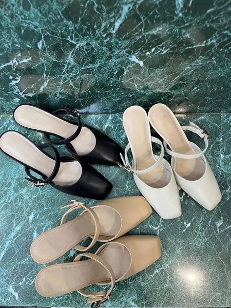 22 new black white tone laminated lambskin rhodes heeled sandal adjustable straps with buckle complete with an 8 cm gold-finish architectura
22 new black white tone laminated lambskin rhodes heeled sandal adjustable straps with buckle complete with an 8 cm gold-finish architectura