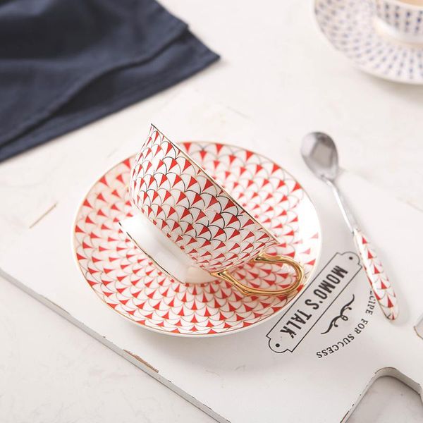 cups & saucers licht luxe goud bone china koffiekoppen zwarte thee cup europese keramische kopje koffie plaat afternoon tea gift box
cups & saucers licht luxe goud bone china koffiekoppen zwarte thee cup europese keramische kopje koffie plaat afternoon tea gift box