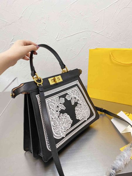 2021 classic large capacity handbag luxury design embroidered pattern leather bag single handle retro elegant women's shoulder purse
2021 classic large capacity handbag luxury design embroidered pattern leather bag single handle retro elegant women's shoulder purse